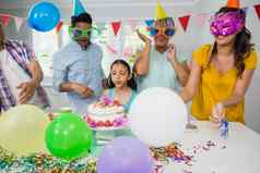 快乐multigeneration家庭庆祝生日聚会，派对