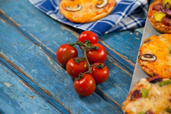 美味的意大利披萨服务披萨托盘西红柿
