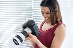 女摄影师回顾捕获照片数字相机