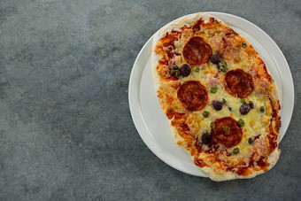 意大利意大利辣香肠披萨服务披萨托盘