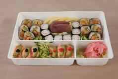 集各种各样的寿司白色盒子