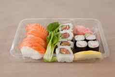 集各种各样的寿司塑料盒子