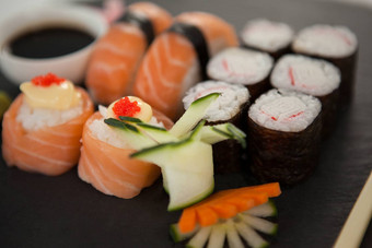 集各种各样的寿司服务黑色的石头板岩我是酱汁筷子