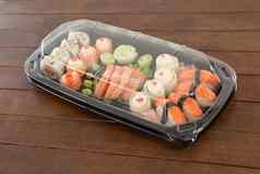 集各种各样的寿司塑料盒子