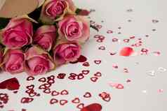 群粉红色的玫瑰包围心形的装饰