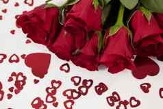 群红色的玫瑰包围心形的装饰