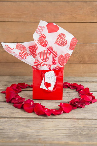 礼物盒子包围红色的玫瑰花瓣的地方心形状