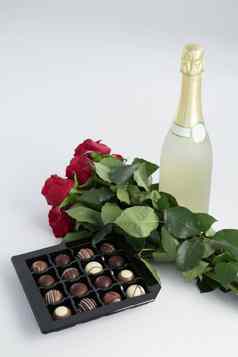 巧克力盒子玫瑰香槟瓶白色背景
