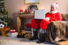 圣诞老人老人坐着移动PC首页