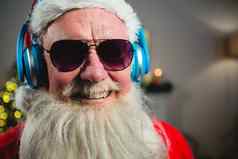 圣诞老人老人听音乐耳机