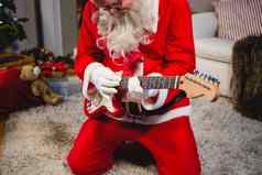细心的圣诞老人老人玩吉他