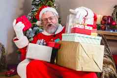 圣诞老人坐着沙发堆栈礼物
