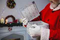 圣诞老人老人开放礼物盒子