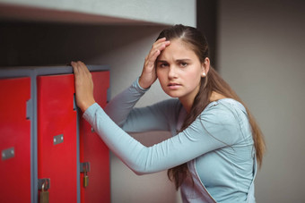 肖像伤心女学生站<strong>储物</strong>柜房间