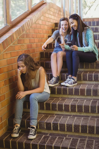 学校朋友欺凌伤心女孩学校走廊