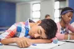 累了小学生睡觉教室