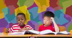 学校孩子们研究桌子上教室色彩斑斓的背景