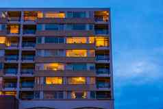 公寓复杂的点燃窗户晚上现代城市体系结构蒂尔堡荷兰