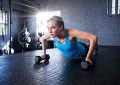 健身女人使健身练习健身房耀斑