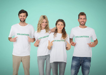 快乐志愿者团队指出三通衬衫绿色背景