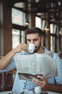 执行阅读报纸咖啡