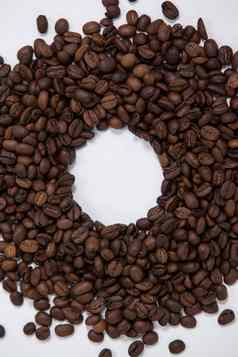 咖啡豆子形成甜甜圈