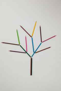 彩色的铅笔形成树