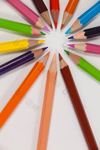 特写镜头彩色的铅笔安排圆