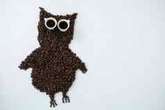 咖啡豆子形成猫头鹰形状