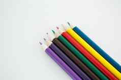 彩色的铅笔安排行
