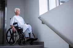禁用高级病人轮椅楼梯