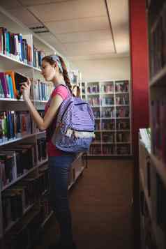 女学生选择书图书馆