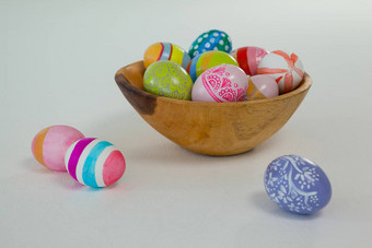 色彩斑斓的复活节鸡蛋木碗