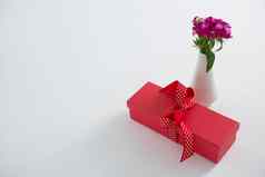 礼物盒子花花瓶白色背景