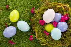 五彩缤纷的复活节鸡蛋巢
