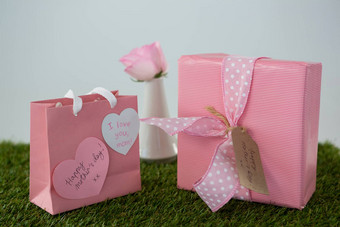 粉红色的礼物袋礼物盒子心形状标签