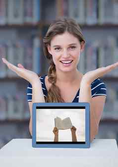 女人表格平板电脑显示手书模糊的书架上蓝色的覆盖