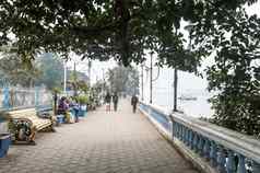 美丽的恒河河畔散步铺公共公园黄浦江建悠闲的走年生态旅游休闲区域安静的放松晚上日落加尔各答印度1月