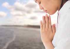 女人祈祷瑜伽冥想海