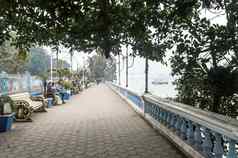 美丽的恒河河畔散步铺公共公园黄浦江建悠闲的走年生态旅游休闲区域安静的放松晚上日落加尔各答印度1月
