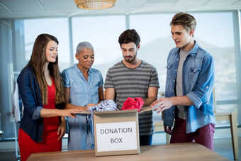 有创意的业务团队<strong>排序</strong>衣服捐赠盒子