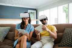 夫妇虚拟现实耳机生活房间