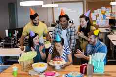 有创意的业务团队庆祝的同事们生日