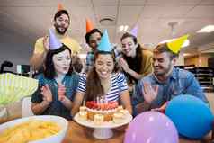 有创意的业务团队庆祝的同事们生日