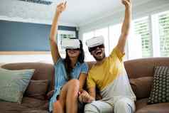 夫妇虚拟现实耳机生活房间