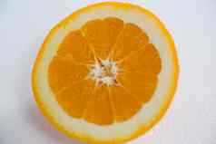 成熟的美味的橙色减少半