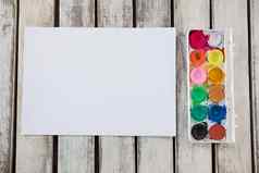 色彩斑斓的调色板空白纸木表面