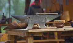 铁砧木桌子上代表中世纪的铁匠