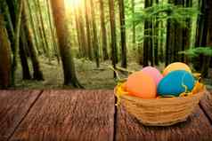 复合图像色彩斑斓的复活节鸡蛋柳条篮子