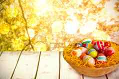 复合图像多彩色的复活节鸡蛋柳条篮子